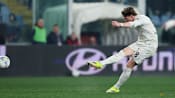 Napoli win 3-2 at Genoa with last-gasp penalty to close gap on leaders